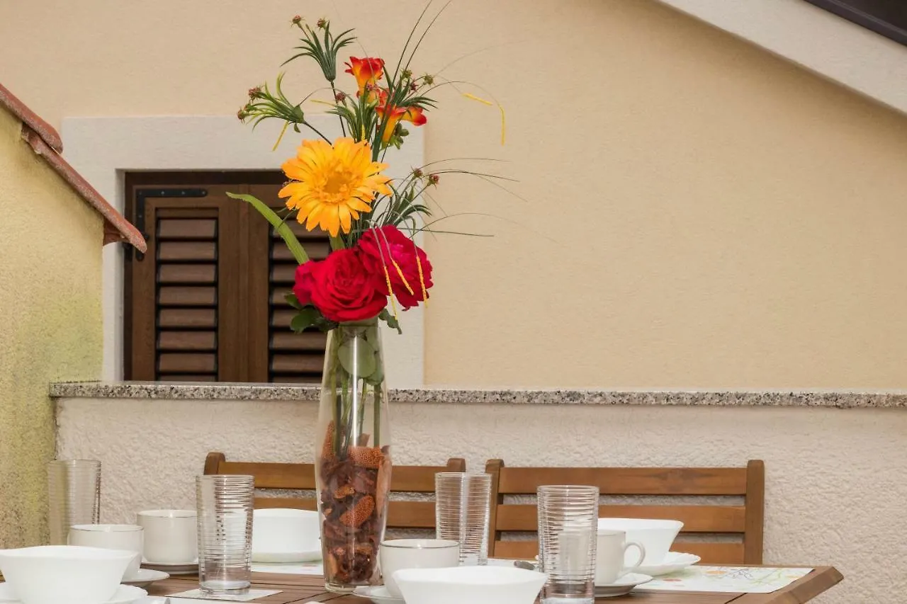 Charming Apartments Do-Ma-Ni Baska   Baska (Krk)