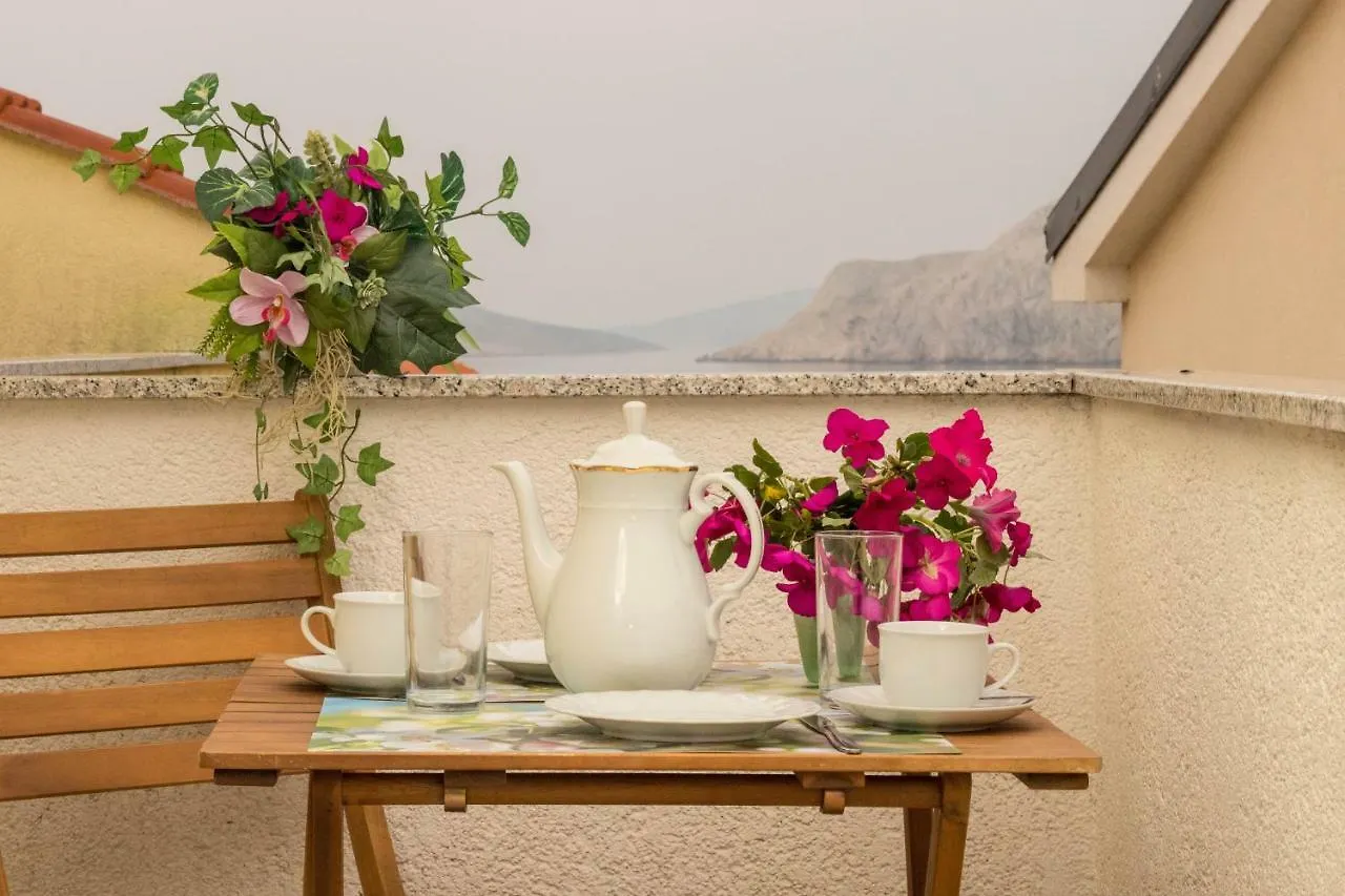 Charming Apartments Do-Ma-Ni Baska  Croatia