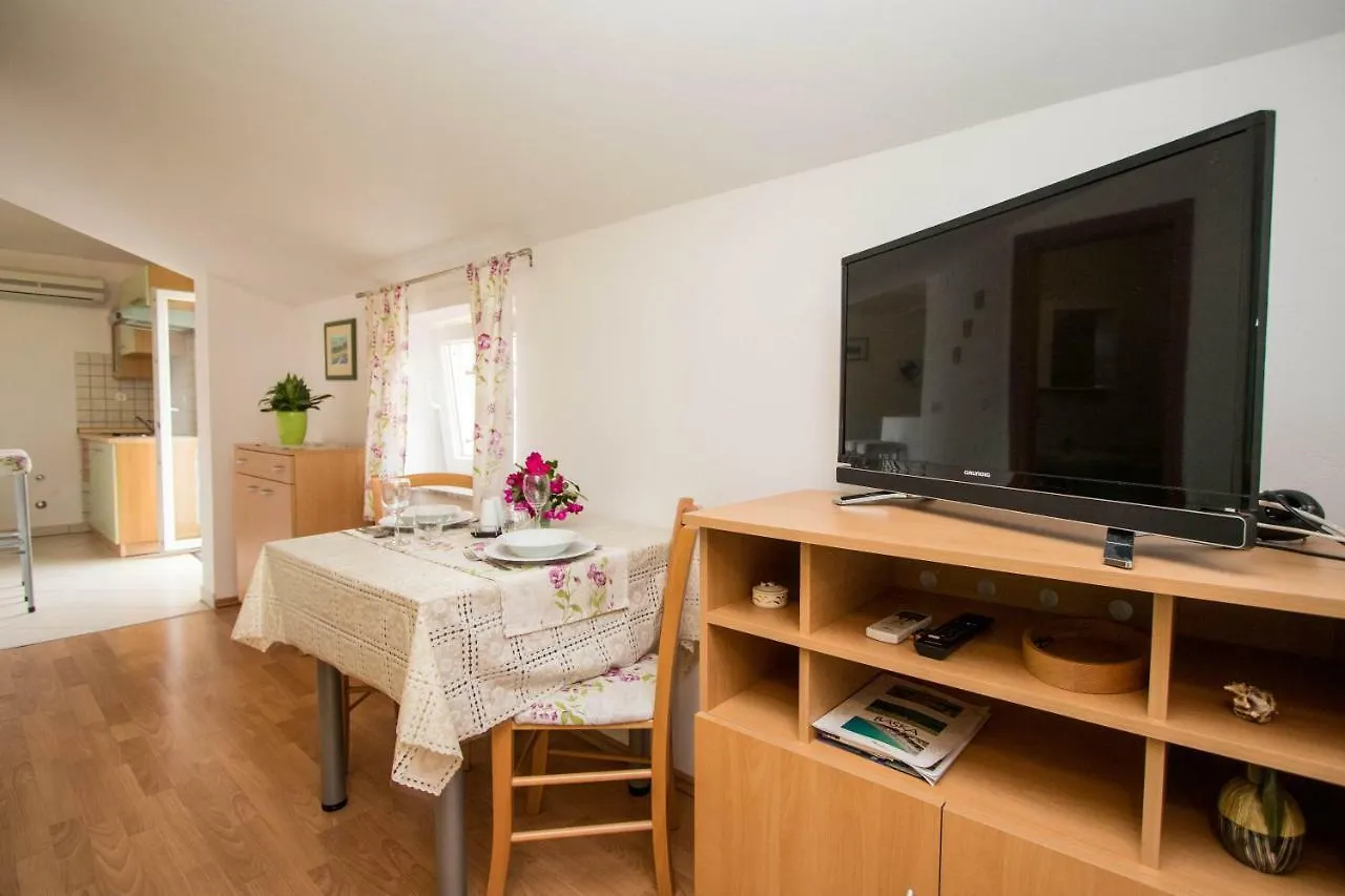 Charming Apartments Do-Ma-Ni Baska  Croatia